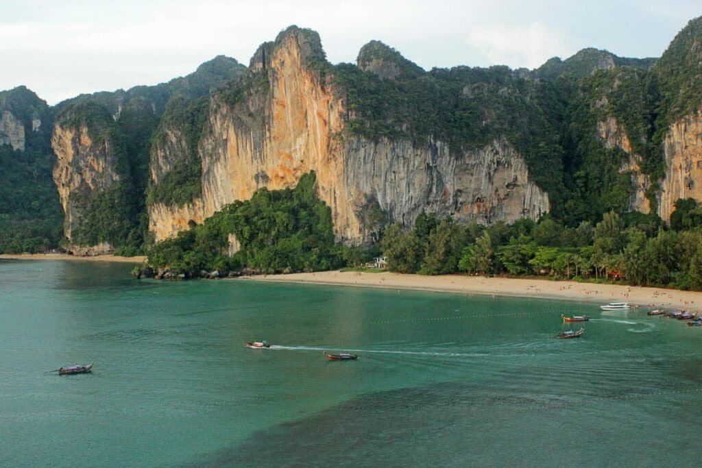 Krabi Islands – Limestone Cliffs and Blue Waters Thailand Travel Guide 2025 – Best Places to Visit, Things to Do & Travel Tips | Good Destino Krabi Islands – Limestone Cliffs and Blue Waters