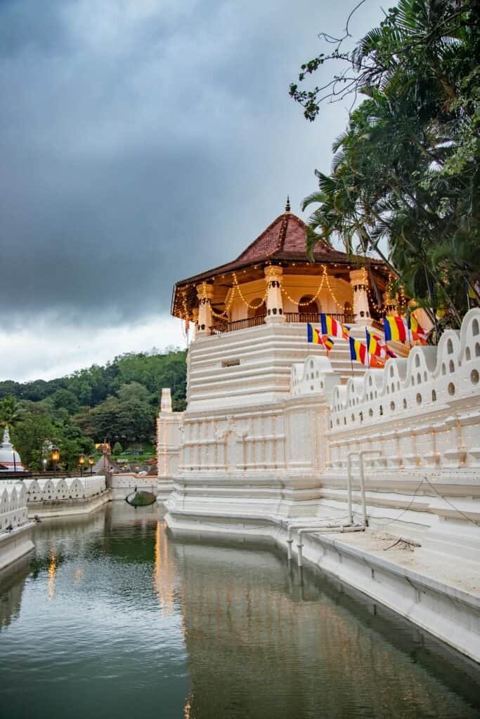 Temple of the Tooth Kandy Sri Lanka Travel Guide 2025 – Best Places to Visit & Top Things To Do Temple of the Tooth Kandy