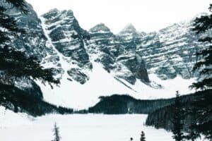 A rare sight of Moraine Lake in winter Canada Lake Louise & Moraine Lake Travel Guide 2026 – Best Time, Shuttle & Tips A rare sight of Moraine Lake in winter, Canada