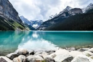 Lake Louise near Glacier Mountains Lake Louise & Moraine Lake Travel Guide 2026 – Best Time, Shuttle & Tips Lake Louise near Glacier Mountains Canada