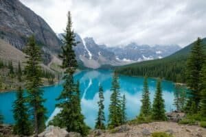 Majestic Mountain Lake Canada Lake Louise & Moraine Lake Travel Guide 2026 – Best Time, Shuttle & Tips Majestic Mountain Lake, Canada