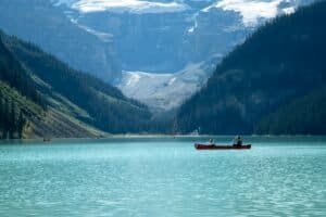 Scenic Canoe Ride on Lake Louise Canada Lake Louise & Moraine Lake Travel Guide 2026 – Best Time, Shuttle & Tips Scenic Canoe Ride on Lake Louise, Canada