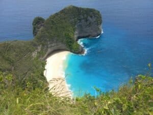 Breathtaking aerial shot of Kelingking Beachs turquoise waters and sandy shores in Nusa Penida Bali Bali Budget Travel Guide 2026: Travel Bali Cheap Under $50/Day Breathtaking aerial shot of Kelingking Beach's turquoise waters and sandy shores in Nusa Penida, Bali